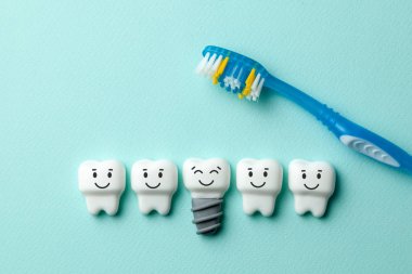Sağlıklı beyaz dişler ve implantlar diş fırçası ile yeşil nane arka plan üzerinde gülümseyen