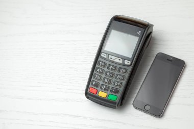 POS terminal, ödeme makine ile beyaz arka plan üzerinde hareket eden telefon. Nfc teknolojisi ile temassız ödeme.