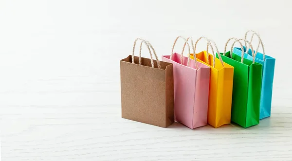 Bolsas de compras de colores sobre fondo blanco. Copiar espacio para texto . — Foto de Stock