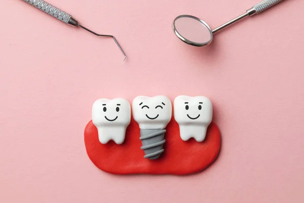 Dentes brancos saudáveis e implantes estão sorrindo no fundo rosa e ferramentas de dentista espelho, gancho . — Fotografia de Stock
