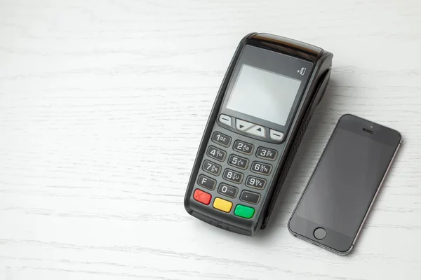 Pos Terminal, Zahlungsautomat mit Mobiltelefon auf weißem Hintergrund. kontaktloses Bezahlen mit nfc-Technologie. — Stockfoto