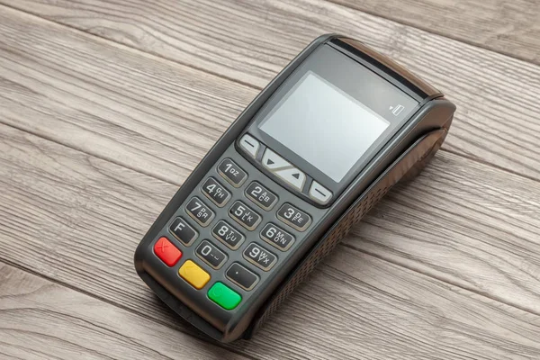 Pos Terminal, Zahlungsautomat auf Holzboden. kontaktloses Bezahlen. nfc-Technologie. — Stockfoto