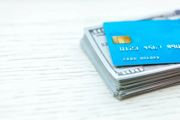 Kreditkarte und Stapel von Bargeld Dollar auf weißem Hintergrund. Kopierraum für Text. — Stockfoto