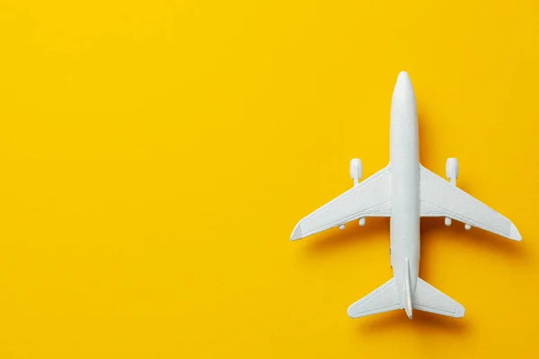Avión de pasajeros blanco sobre fondo amarillo. Copiar espacio para texto . — Foto de Stock