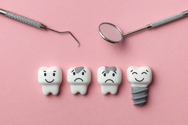 Υγιή λευκά δόντια και το εμφύτευμα χαμογελαστός και το δόντι είναι άρρωστος με τερηδόνα λυπημένος σε ροζ φόντο. Οδοντίατρος εργαλεία καθρέπτης, άγκιστρο. — Φωτογραφία Αρχείου