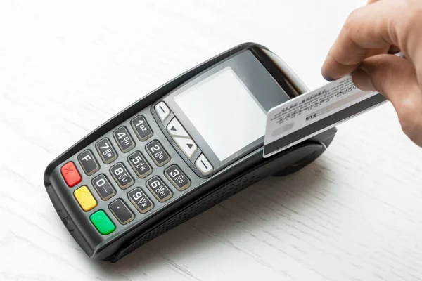 Pos Terminal, Zahlungsautomat mit Kreditkarte auf weißem Hintergrund — Stockfoto