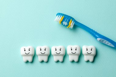 Sağlıklı dişler beyaz diş fırçası nane yeşil zemin üzerine gülümsüyor musun