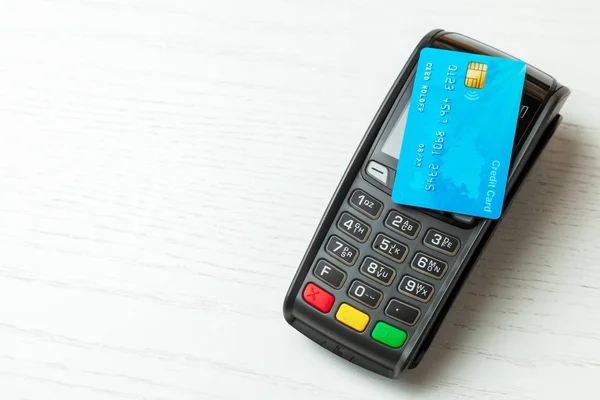 Terminale POS, Macchina di pagamento con carta di credito isolata su sfondo bianco. Pagamento senza contatto con la tecnologia NFC . — Foto Stock