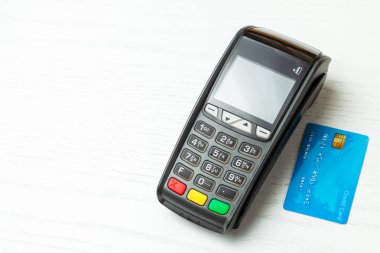 POS terminal, kredi kartı ile ödeme makine beyaz arka plan üzerinde izole. Nfc teknolojisi ile temassız ödeme.
