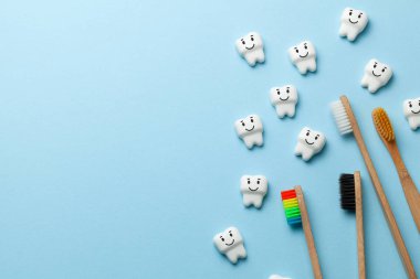 Sağlıklı dişler beyaz diş fırçası ile mavi arka plan üzerinde gülümsüyorsun. Metin için yer kopyalayın.