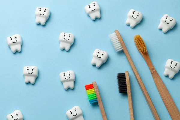 Dentes brancos saudáveis estão sorrindo no fundo azul com escovas de dentes escovas de dentes — Fotografia de Stock