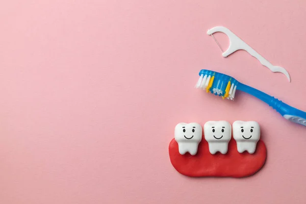 Dentes brancos saudáveis estão sorrindo no fundo rosa com escova de dentes e fio dental. Espaço de cópia para texto . — Fotografia de Stock