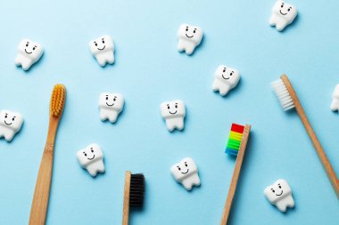 Sağlıklı dişler beyaz diş fırçası Diş fırçası ile mavi arka plan üzerinde gülümseyen