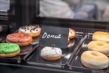 Çok renkli donut vitrin içinde