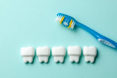 Sağlıklı beyaz diş diş fırçası nane yeşil zemin üzerine