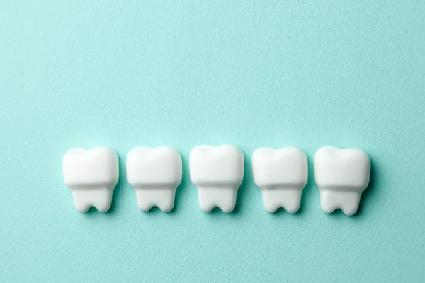 Dentes brancos saudáveis em fundo de hortelã verde — Fotografia de Stock