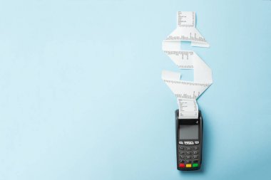 Terminal nakit kayıt makinesi POS ödeme ve uzun rulo kağıt nakit bant mavi arka planda dolar işareti şeklinde. Metin için boşluk Kopyala.