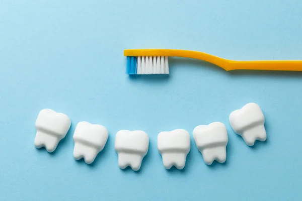 Υγιή λευκά δόντια σε μπλε φόντο με οδοντόβουρτσα — Φωτογραφία Αρχείου