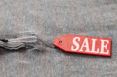 Balıkçılık kanca üzerine yazıt satışı ile giysi kırmızı etiket.