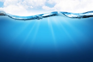 Güneş ışınları ile sualtı Denizi. Bulutlar ile okyanus ve gökyüzü dalgaları. Mavi arka plan. Mock.