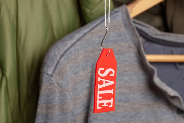 Röd tagg på kläderna med inskriptionen försäljning på fiske kroken. — Stockfoto