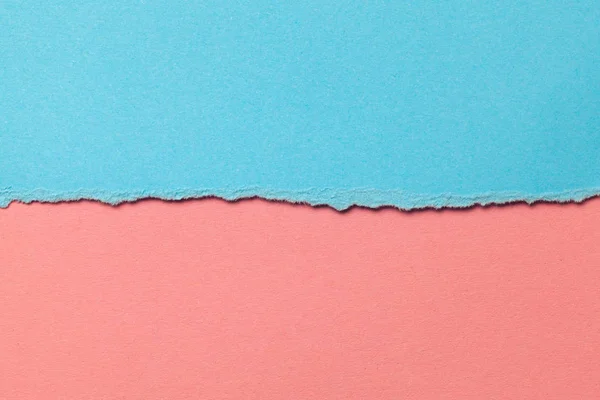 Blauer und pinkfarbener Papierhintergrund, horizontal in zwei Hälften geteilt. Konzept zwei Hälften Mann und Frau. Kopierraum für Text. — Stockfoto