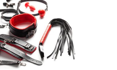 Bdsm için erotik oyuncaklar seti. Kelepçe, kırbaç, gag ve deri kayışları ile cinsel kölelik oyunu. Samimi oyunlar. Metin için alan kopyalama.