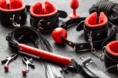 Bdsm için erotik oyuncaklar seti. Kelepçe, kırbaç, gag ve deri kayışları ile cinsel kölelik oyunu. Samimi oyunlar.