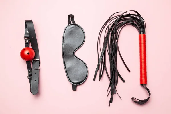 Conjunto de juguetes eróticos para BDSM. El juego de la esclavitud sexual con un látigo, mordaza y venda de cuero. Juegos íntimos . — Foto de Stock