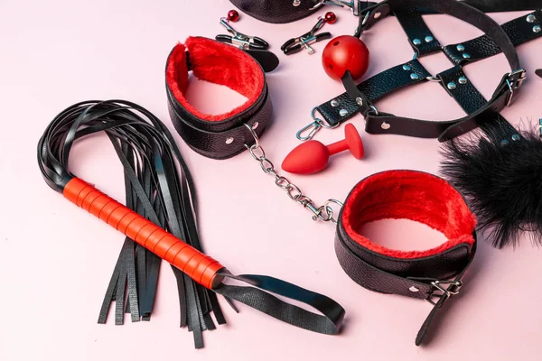 Bdsm için erotik oyuncaklar seti. Kelepçe, kırbaç, gag ve deri kayışları ile cinsel kölelik oyunu. Samimi oyunlar.