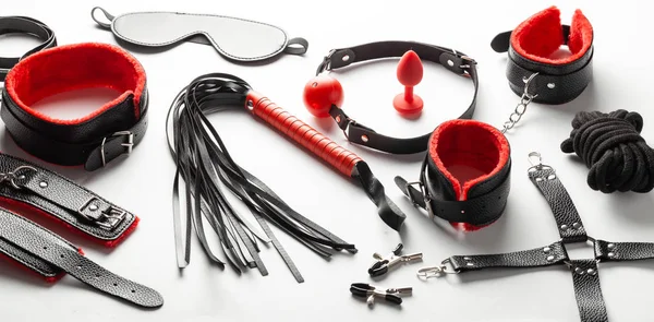 Set di giocattoli erotici per BDSM. Il gioco della schiavitù sessuale con manette, frusta, bavaglio e cinghie di cuoio. Giochi intimi . — Foto Stock