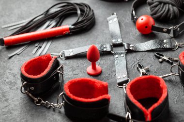 Bdsm için erotik oyuncaklar seti. Kelepçe, kırbaç, gag ve deri kayışları ile cinsel kölelik oyunu. Samimi oyunlar.