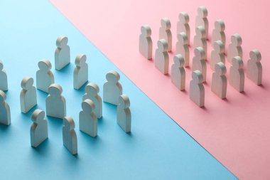 İki iş ekibi arasındaki çatışma. Bir grup insan bir birim, diğer grup ise kalabalık olarak duruyor.