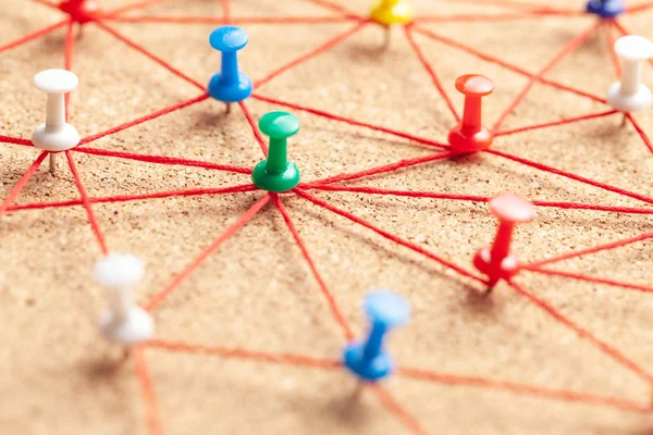 Equipa de negócios. Ligação entre as pessoas. Pinos de escritório conectados por fio vermelho — Fotografia de Stock