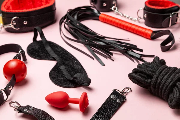 Bdsm için erotik oyuncaklar seti. Kelepçe, kırbaç, gag ve deri kayışları ile cinsel kölelik oyunu. Samimi oyunlar.