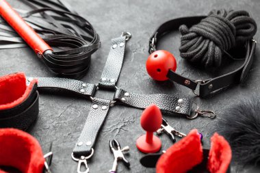 Bdsm için erotik oyuncaklar seti. Kelepçe, kırbaç, gag ve deri kayışları ile cinsel kölelik oyunu. Samimi oyunlar.