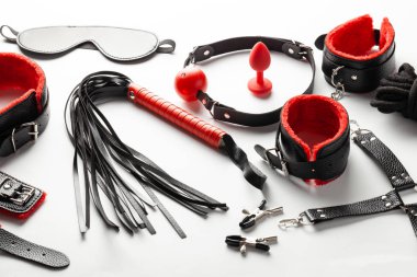 Bdsm için erotik oyuncaklar seti. Kelepçe, kırbaç, gag ve deri kayışları ile cinsel kölelik oyunu. Samimi oyunlar.