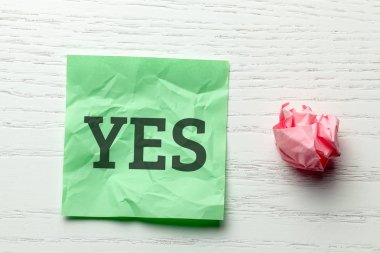 Yeşil kağıda yazmak ve yazmak için buruşmuş ofis kağıdı..