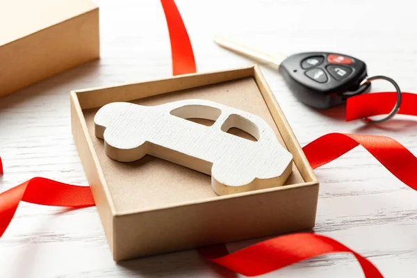 赤いリボンとキー付きの車のギフトボックス。贈り物としての車 — ストック写真