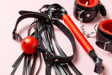 Bdsm için erotik oyuncaklar seti. Kelepçe, kırbaç, gag ve deri kayışları ile cinsel kölelik oyunu. Samimi oyunlar.