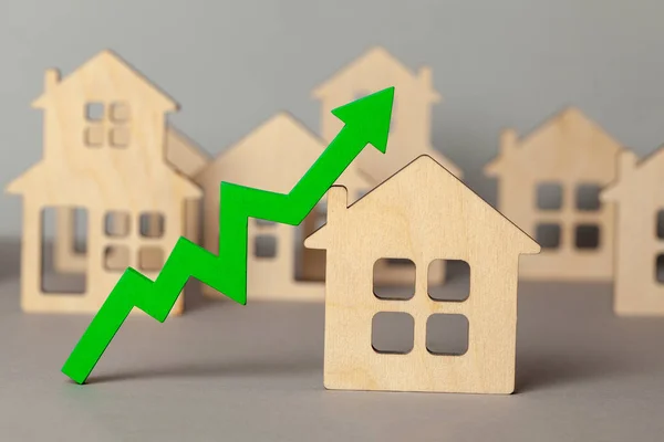 Uppåtpil och många hus. Tillväxt på marknaden för fastighetspriser. Köpa och sälja hus — Stockfoto