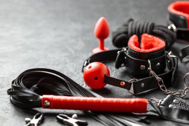 Bdsm için erotik oyuncaklar seti. Kelepçe, kırbaç, gag ve deri kayışları ile cinsel kölelik oyunu. Samimi oyunlar.