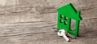 Tahta yeşil ev ve anahtarlar eski tahta tahtalarda. Metin için alanı kopyala.