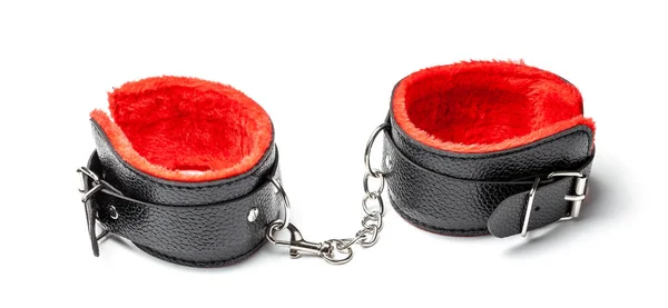 Bondage, menottes en cuir noir BDSM avec fourrure rouge à l'intérieur, sur la chaîne. Des jouets sexuels. Isolé sur fond blanc . — Photo