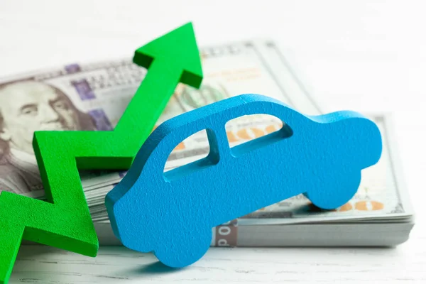 Green arrow graphic up on the background of the car and a stack of money cash dollars. The concept of the growth of the car market, insurance, price growth, repair costs. — Stock Photo, Image