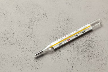 Gri arka plan üzerinde tıbbi cam termometreler. Metin için alan kopyalama.