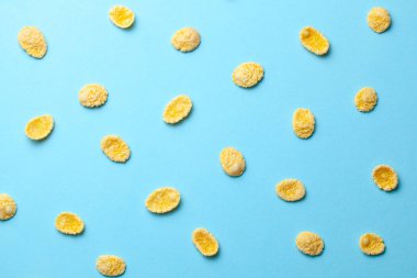 Mısır gevreği kuru kahvaltı. Mavi arka planda sarı pul desen.