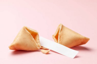 Çin şans kurabiyeleri. Tahmin sözcükleri için boş boş olan çerezler. Pembe arka plan Metin için boşluk kopyalama.