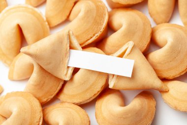 Çin şans kurabiyeleri. Çerezler, tahmin sözcükleri için boş boş bir yığın. Beyaz arka planda yalıtılmış.