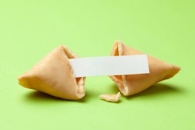 Çin şans kurabiyeleri. Tahmin sözcükleri için boş boş olan çerezler. Yeşil arka plan.